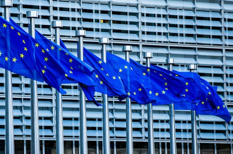 Κομισιόν προς Ελλάδα: Προσοχή με τα κόκκινα δάνεια και τις οφειλές, εύσημα για ΑΕΠ