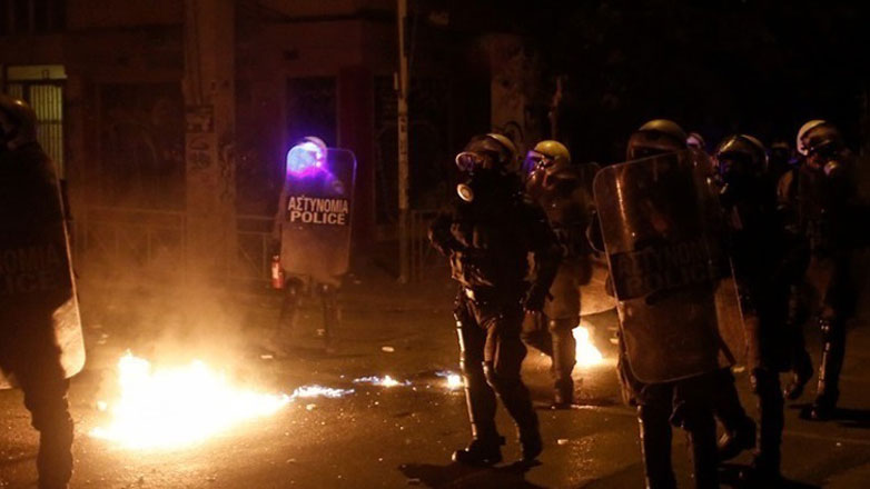 Επίθεση με μολότοφ σε διμοιρία των ΜΑΤ έξω από το Πολυτεχνείο