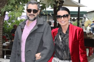 Νίνα Λοτσάρη: Σπάνια δημόσια εμφάνιση με τον σύντροφό της Χρήστο Λεμονίδη στο Θησείο