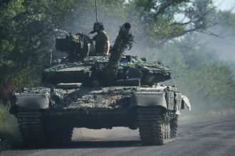 Ουκρανία: Οι ένοπλες δυνάμεις αναφέρουν ότι έπληξαν δεξαμενές πετρελαίου στη κατεχόμενη πόλη Λουχάνσκ