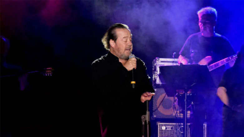 Βασίλης Καρράς: Συγκινεί ο Γιάννης Πάριος με το «αντίο» του στον αγαπημένο λαϊκό τραγουδιστή ΒΙΝΤΕΟ