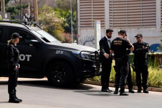 Έκοψε με ξυράφι το πέος του συζύγου της και το πέταξε στην τουαλέτα