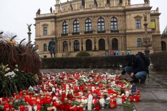 Πράγα: Τέσσερις συλλήψεις επίδοξων μιμητών του μακελάρη – Φόβοι για τη φίλη του δράστη που δεν έχει συλληφθεί