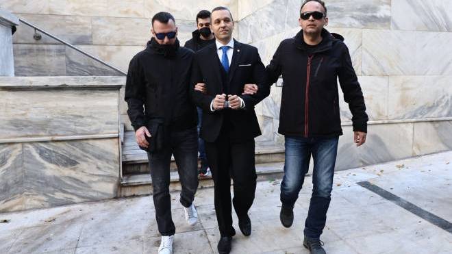 Ηλίας Κασιδιάρης: Με χειροπέδες στο Δημαρχείο της Αθήνας για να ορκιστεί δημοτικός σύμβουλος