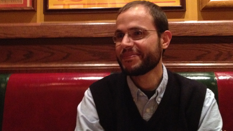 Νεκρός ο Παλαιστίνιος ποιητής Ρεφαάτ Αλαρίρ από βομβαρδισμό του Ισραήλ στη Λωρίδα της Γάζας