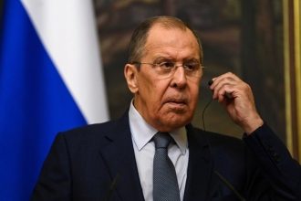 «Δειλούς» αποκαλεί ο Λαβρόφ τους Μπλίνκεν και Μπορέλ