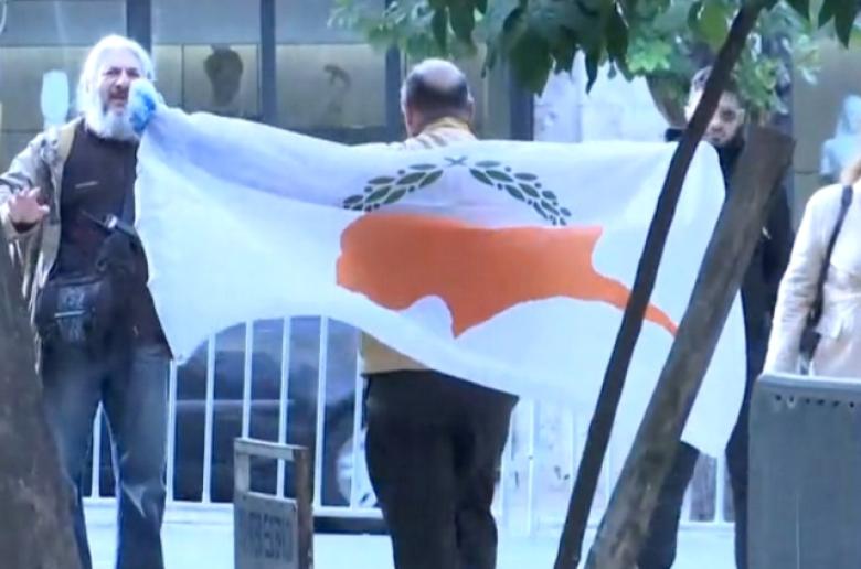 Επίσκεψη Ερντογάν: Προσαγωγές λόγω συγκεντρώσεων - Άνδρας πήγε στο ΥΠΕΞ με σημαία της Κύπρου
