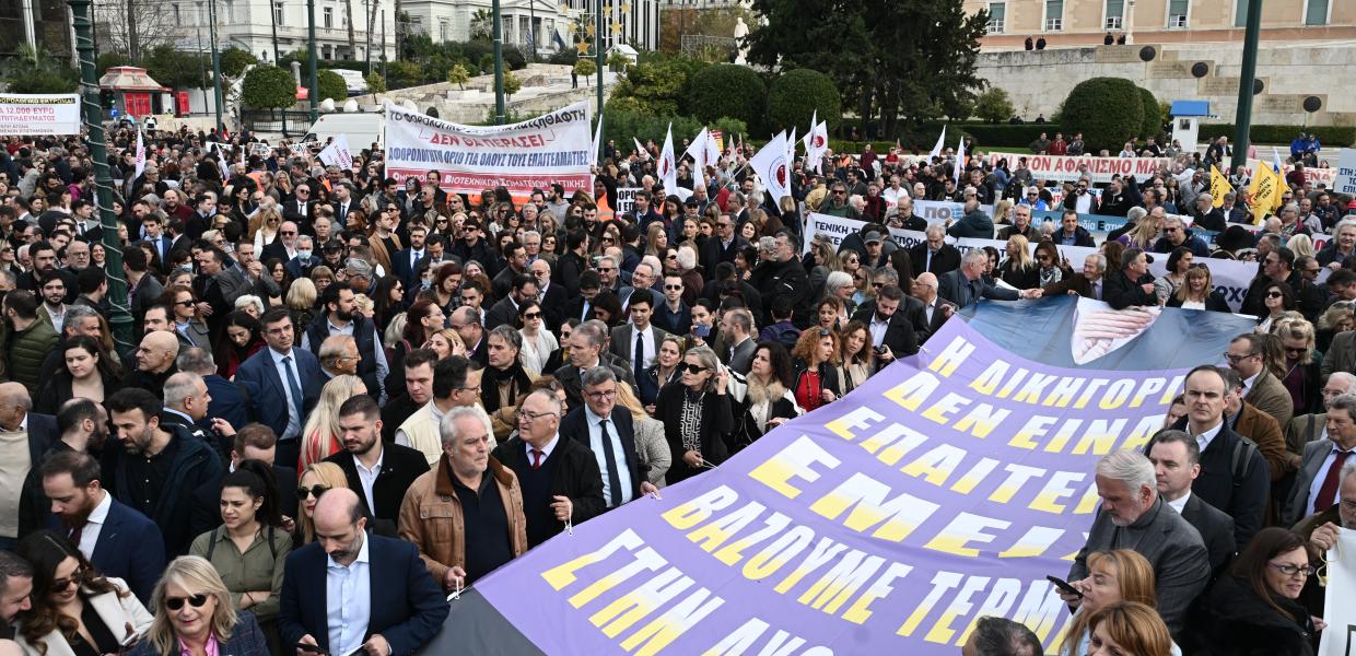 Αθήνα: Συγκέντρωση των ελεύθερων επαγγελματιών ενάντια στο φορολογικό νομοσχέδιο