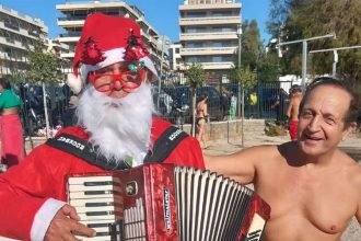 Σπύρος Μπιμπίλας: Φόρεσε το μαγιό του και πήγε στην παραλία την παραμονή των Χριστουγέννων