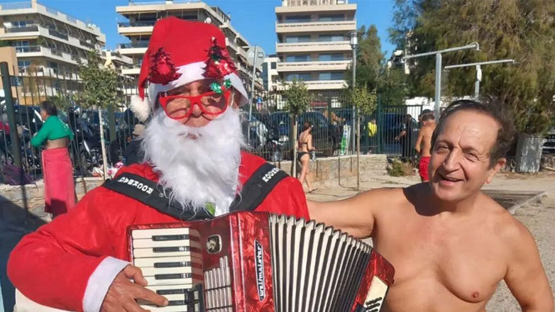 Σπύρος Μπιμπίλας: Φόρεσε το μαγιό του και πήγε στην παραλία την παραμονή των Χριστουγέννων