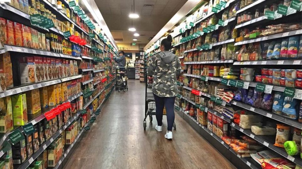 «Καλάθι των Χριστουγέννων»: Επίσημη πρώτη αύριο στα καταστήματα - Ποια προϊόντα εντάχθηκαν