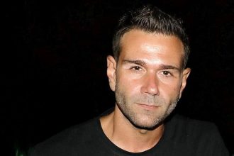 Τάσος Ιορδανίδης: Το συγκινητικό “αντίο” στον Γιώργο Μιχαλακόπουλο – “Ήταν ο καλλιτεχνικός μου πατέρας”