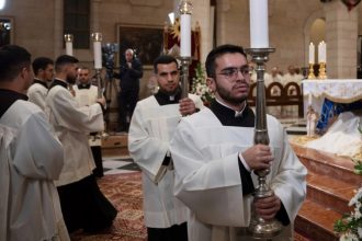 Χριστούγεννα με πόλεμο: Η Βηθλεέμ πενθεί, η Ουκρανία γιορτάζει με τη Δύση