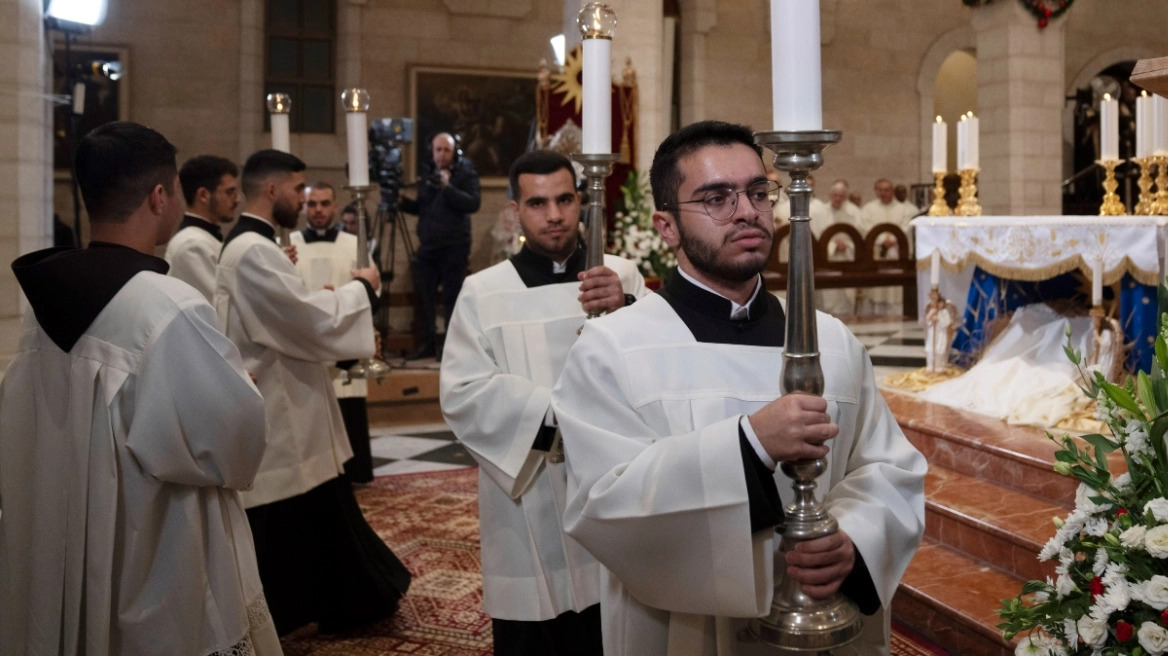 Χριστούγεννα με πόλεμο: Η Βηθλεέμ πενθεί, η Ουκρανία γιορτάζει με τη Δύση