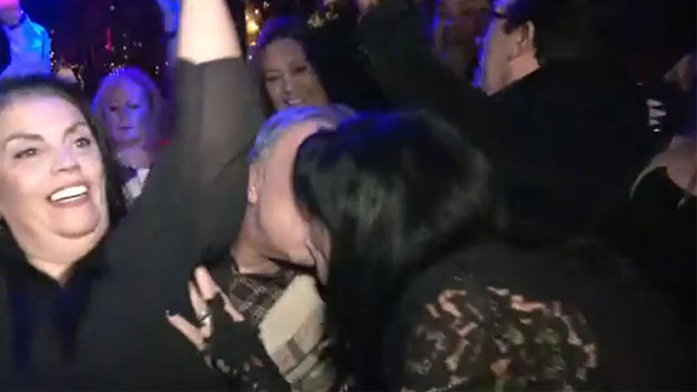 Σοφία Βόσσου: Το φιλί στο στόμα με τον Ανδρέα Μικρούτσικο με αφορμή τα γενέθλιά της