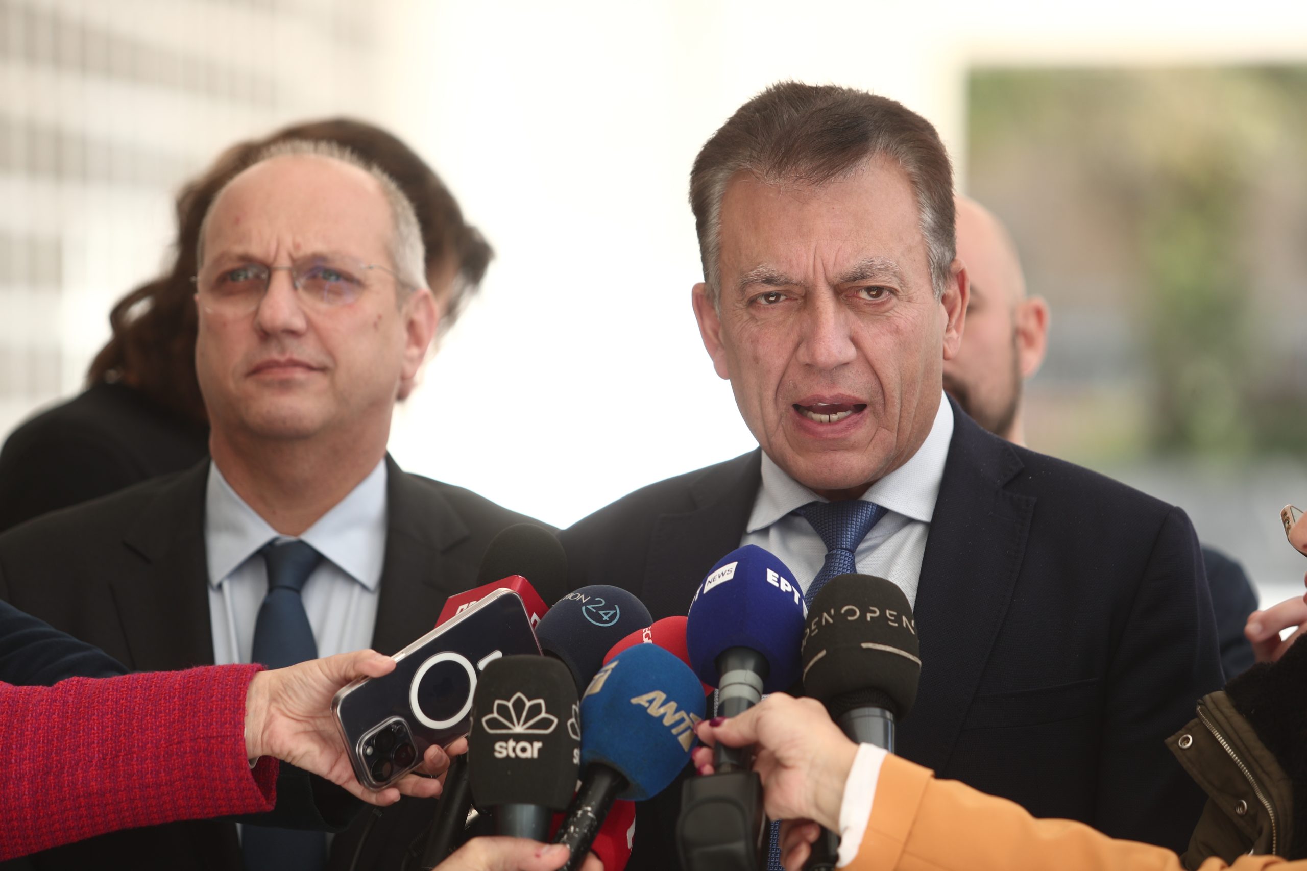 Οπαδική βία: Φάκελο με 200 ονόματα χούλιγκαν κατέθεσαν Οικονόμου-Βρούτσης στην Εισαγγελέα του Αρείου Πάγου