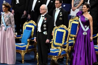 Η βασιλική οικογένεια της Σουηδίας στην λαμπερή τελετή της απονομής των βραβείων Νόμπελ