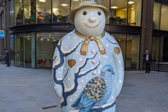 Επιβλητικοί χιονάνθρωποι συναντούν τα Χριστούγεννα στο Λονδίνο - ΦΩΤΟ