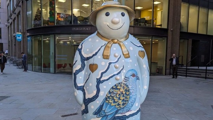 Επιβλητικοί χιονάνθρωποι συναντούν τα Χριστούγεννα στο Λονδίνο - ΦΩΤΟ