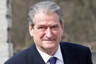 Αλβανία: Ο πρώην πρόεδρος και πρωθυπουργός Μπερίσα τέθηκε υπό κράτηση κατ' οίκον στο πλαίσιο έρευνας για διαφθορά