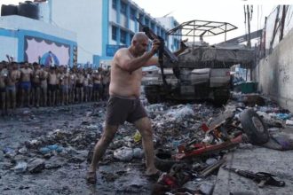 Η Χαμάς δείχνει να «καταρρέει» – Μέλη της παραδίνονται ημίγυμνοι στον ισραηλινό στρατό