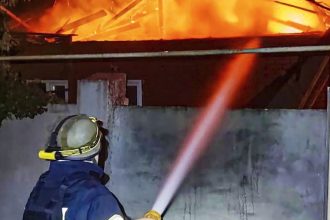 Ρωσικά πλήγματα στη Χερσώνα με τέσσερις νεκρούς - Οβίδα έπληξε πολυκατοικία