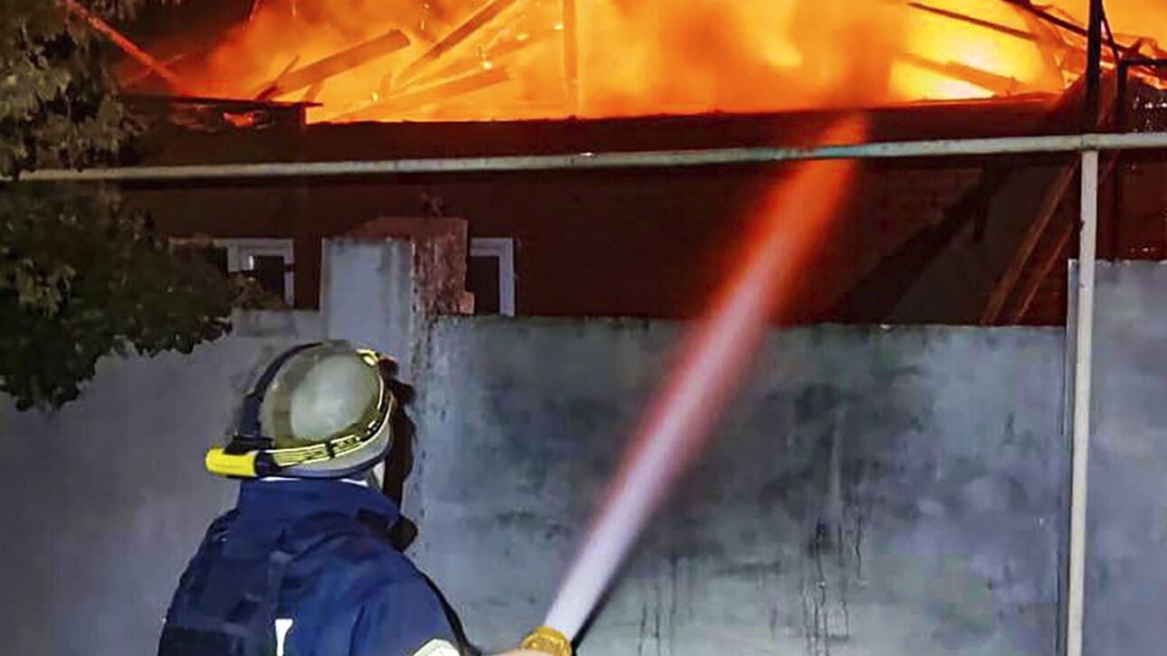 Ρωσικά πλήγματα στη Χερσώνα με τέσσερις νεκρούς - Οβίδα έπληξε πολυκατοικία