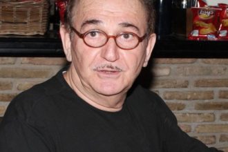 Κοντογιαννίδης: “Οι θεατές συμφώνησαν να με περιμένουν και να δουν την παράσταση, στο λέω και συγκινούμαι”