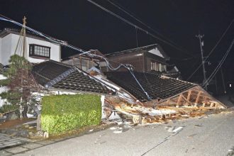 Σεισμός στην Ιαπωνία: 4 νεκροί, μάχη για τους εγκλωβισμένους και χιλιάδες άστεγοι