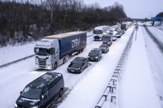 Εγκλωβισμένοι οδηγοί από το χιόνι σε αυτοκινητοδρόμους της Σουηδίας και της Δανίας - Ρεκόρ ψύχους