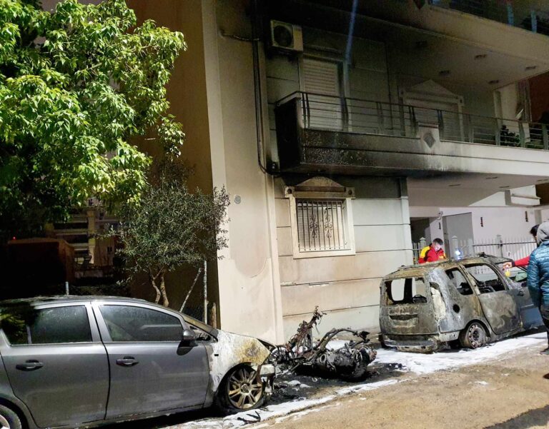 Εμπρησμός τα ξημερώματα σε δύο αυτοκίνητα και μία μοτοσικλέτα