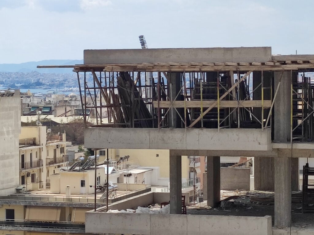 Εξαρθρώθηκε εγκληματική ομάδα που έκλεβε υλικά από οικοδομές - Τα μετέφεραν με φορτηγά και νεκροφόρα