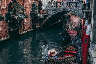 Βενετία: Πότε και πώς θα εφαρμοστεί το μέτρο του εισιτηρίου που χρεώνει και τους ημερήσιους επισκέπτες