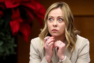 Υπό πίεση η Μελόνι μετά τη σύναξη νεοφασιστών στη Ρώμη