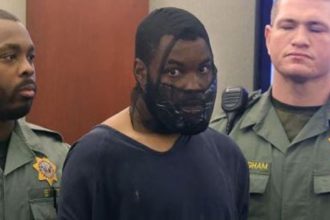 Με φίμωτρο στο δικαστήριο ο άνδρας που επιτέθηκε στην Πρόεδρο