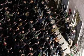 Ρώμη: Εκατοντάδες ακροδεξιοί προέβησαν σε ρωμαϊκό χαιρετισμό - Οργιάζει η διαμάχη για τον φασισμό
