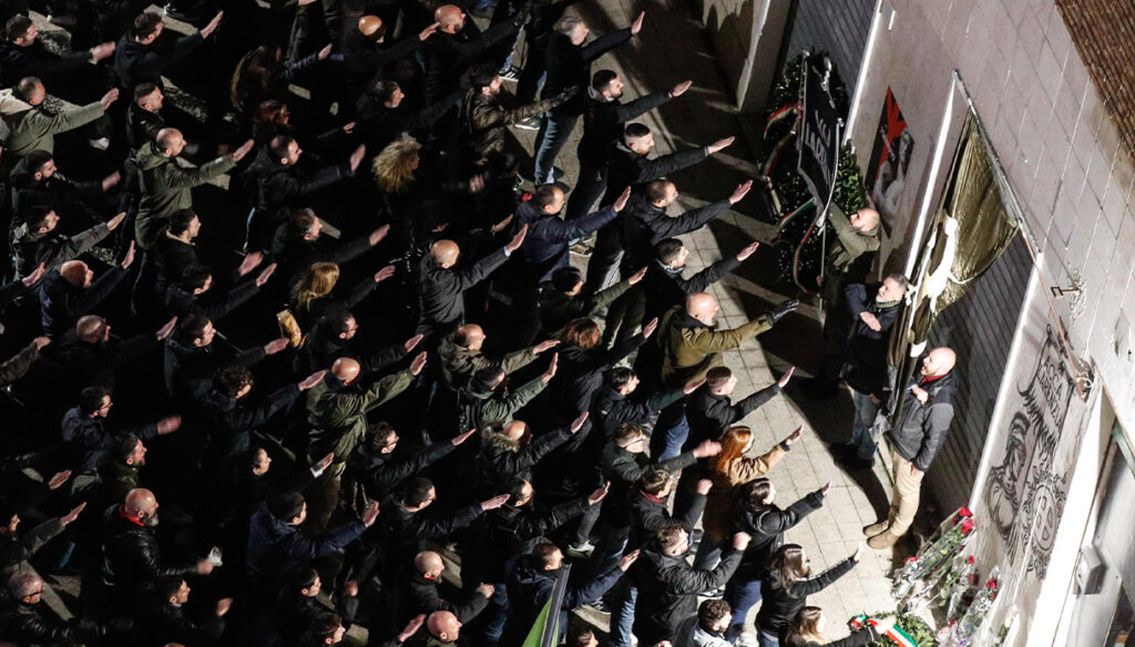 Ρώμη: Εκατοντάδες ακροδεξιοί προέβησαν σε ρωμαϊκό χαιρετισμό - Οργιάζει η διαμάχη για τον φασισμό