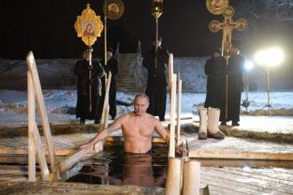 Θεοφάνια στη Ρωσία: Βούτηξε και φέτος στα παγωμένα νερά ο Πούτιν