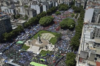 Απεργιακό crash test κατά του Μιλέι – Διαδηλωτές γέμισαν την πλατεία του κοινοβουλίου στο Μπουένος Άιρες