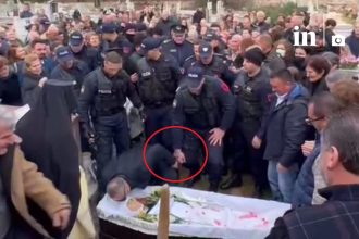 Χιμάρα: Ο Μπελέρης με χειροπέδες πάνω από το φέρετρο της γιαγιάς του