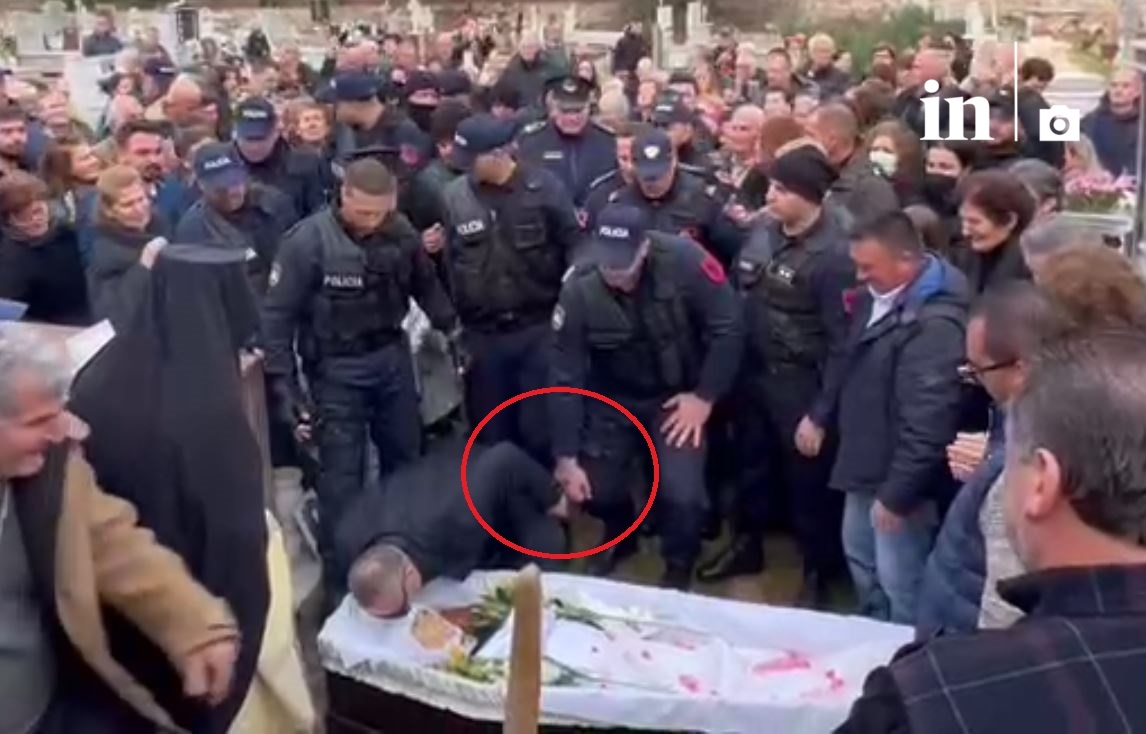 Χιμάρα: Ο Μπελέρης με χειροπέδες πάνω από το φέρετρο της γιαγιάς του
