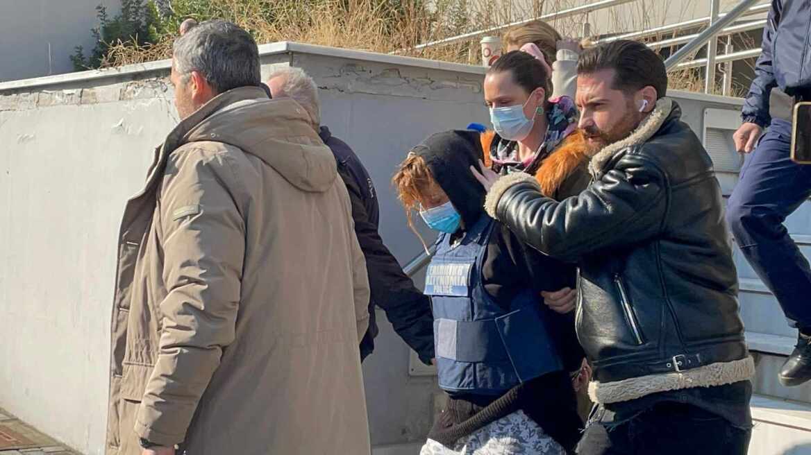 Βέροια: «Δεν είχα πρόθεση να σκοτώσω το παιδί μου» – Προθεσμία για να απολογηθεί πήρε η 37χρονη, σε κλίμα οδύνης η κηδεία του βρέφους
