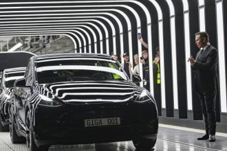 Το εργοστάσιο της Tesla στη Γερμανία αναστέλλει την παραγωγή λόγω έλλειψης εξαρτημάτων