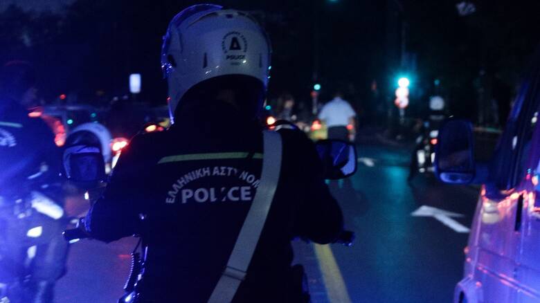 Ιλίσια: Επίθεση με φωτοβολίδα σε αστυνομικούς – 17 προσαγωγές