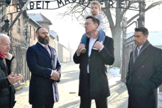 Μετά τις κατηγορίες για αντισημιτισμό, ο Μασκ επισκέφτηκε το Άουσβιτς