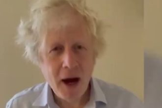 Μπόρις Τζόνσον: Όλα λάθος - Έστειλε μήνυμα για την Πρωτοχρονιά αλλά έγινε περίγελος