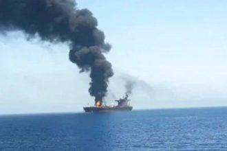 Στις φλόγες η Μέση Ανατολή: Οι Χούθι χτύπησαν δεξαμενόπλοιο