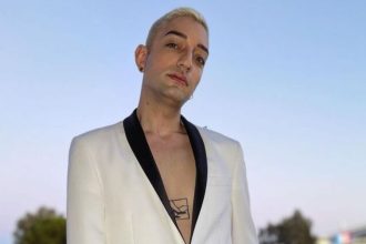 Γιάννης Κατινάκης: Θέλεις τον γκέι με πίσσα και πούπουλα και το βράδυ να δέρνεις τη γυναίκα σου