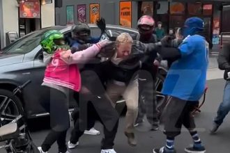 Παρηγορούσε την κόρη του μετά τον άγριο ξυλοδαρμό του ο Ian Ziering