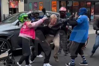 Άγριος ξυλοδαρμός του Στιβ από το Μπέβερλι Χιλς στη μέση του δρόμου